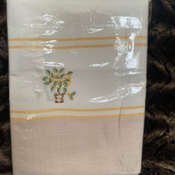 60”x108” table cloth - Picture 3 of 3